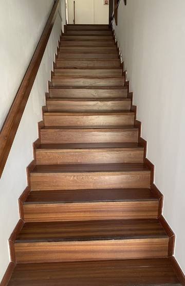 Le même escalier après remise en état, bois ravivé