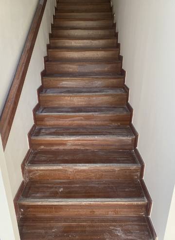 Escalier en bois terni et usé avant remise en état, à Saint-Denis