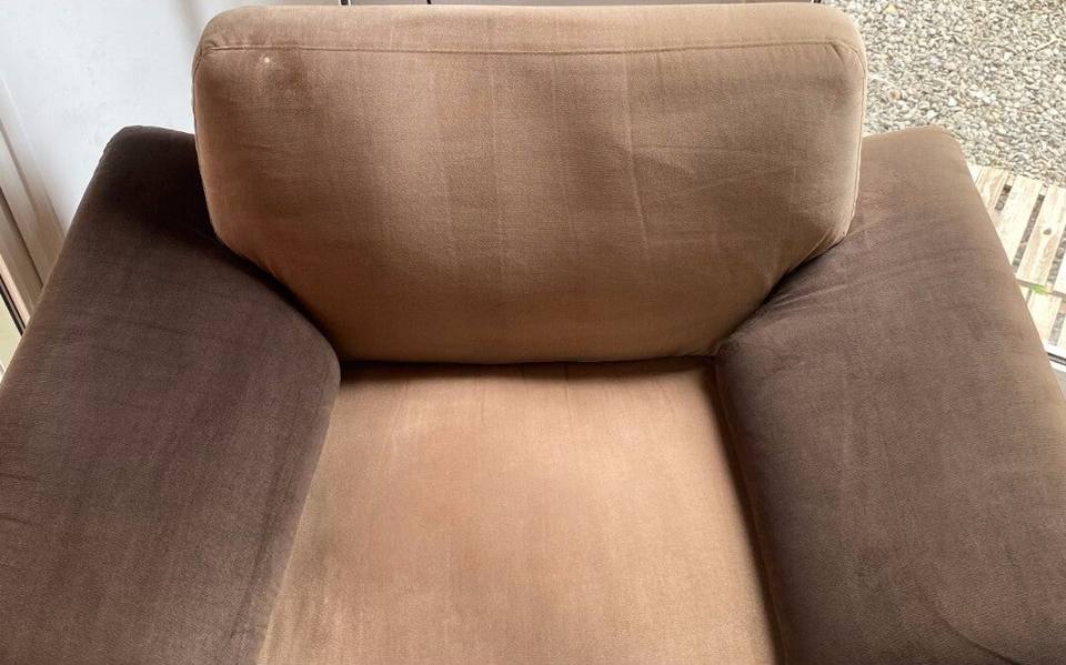 Le même fauteuil après nettoyage, tissu ravivé