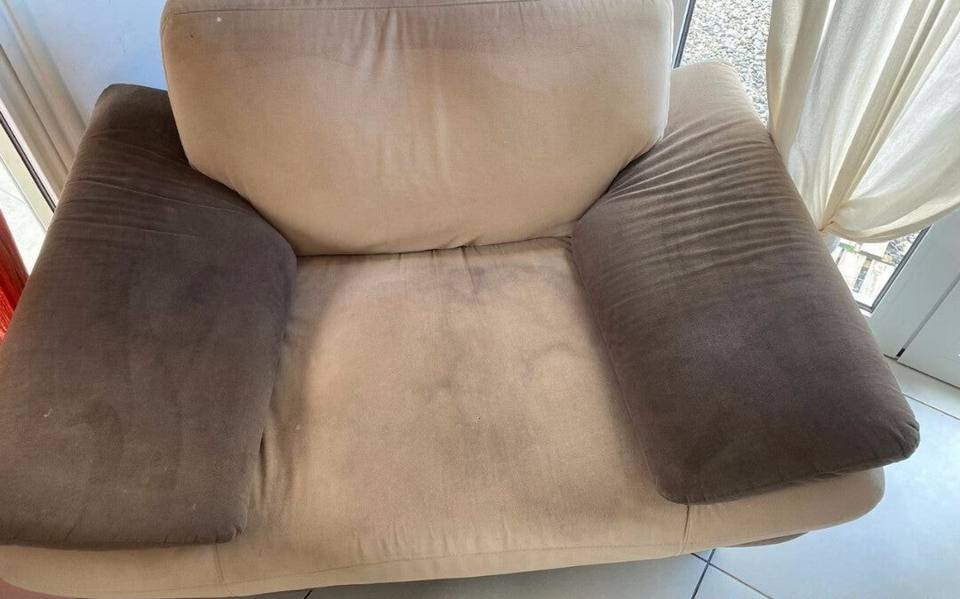 Fauteuil en tissu clair encrassé avant nettoyage, à Saint-Leu