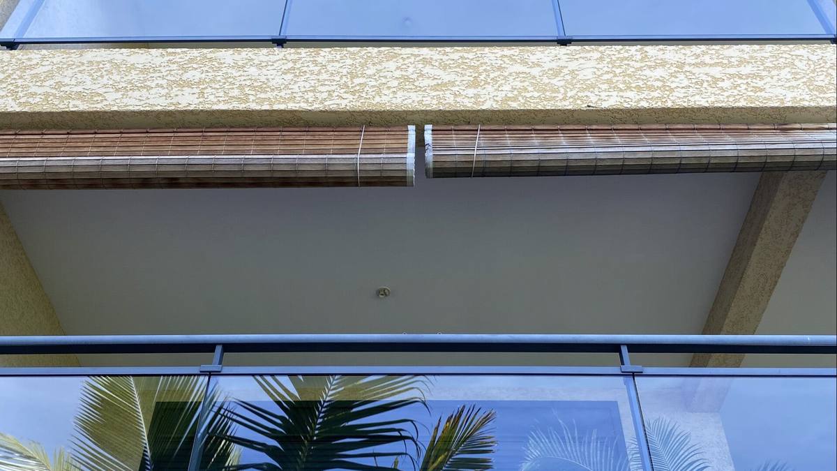 Façade d’immeuble aux garde-corps vitrés, nettoyés par Prolys à Saint-Leu