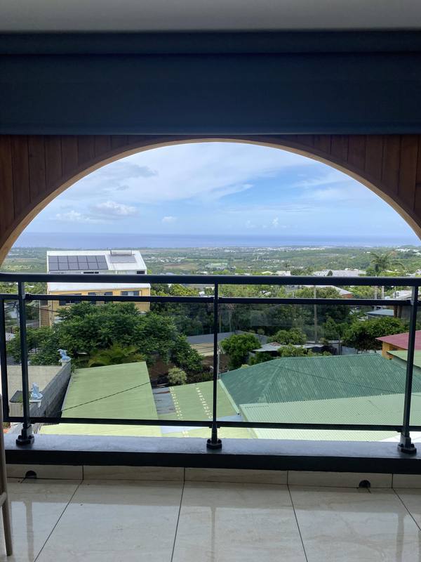Garde-corps vitré d’un balcon avec vue dégagée, à Saint-Paul