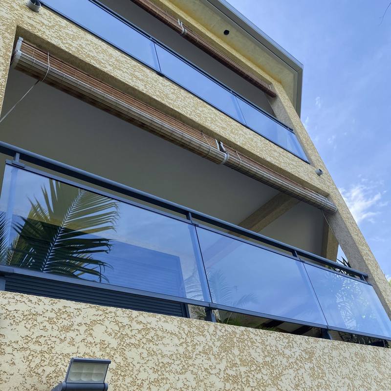 Garde-corps vitrés d’une façade nettoyés par Prolys à Saint-Leu