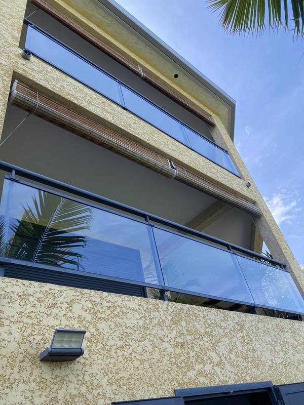 Garde-corps vitrés d’une façade d’immeuble nettoyés à Saint-Leu