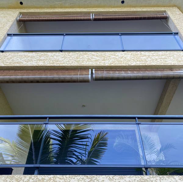 Garde-corps vitrés de balcons vus d’en bas, à Saint-Leu