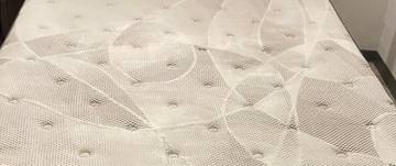 Le même matelas après nettoyage et assainissement, sans auréoles