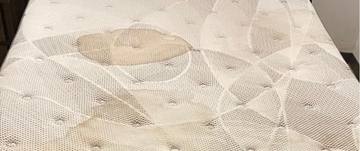 Matelas présentant de larges auréoles avant nettoyage